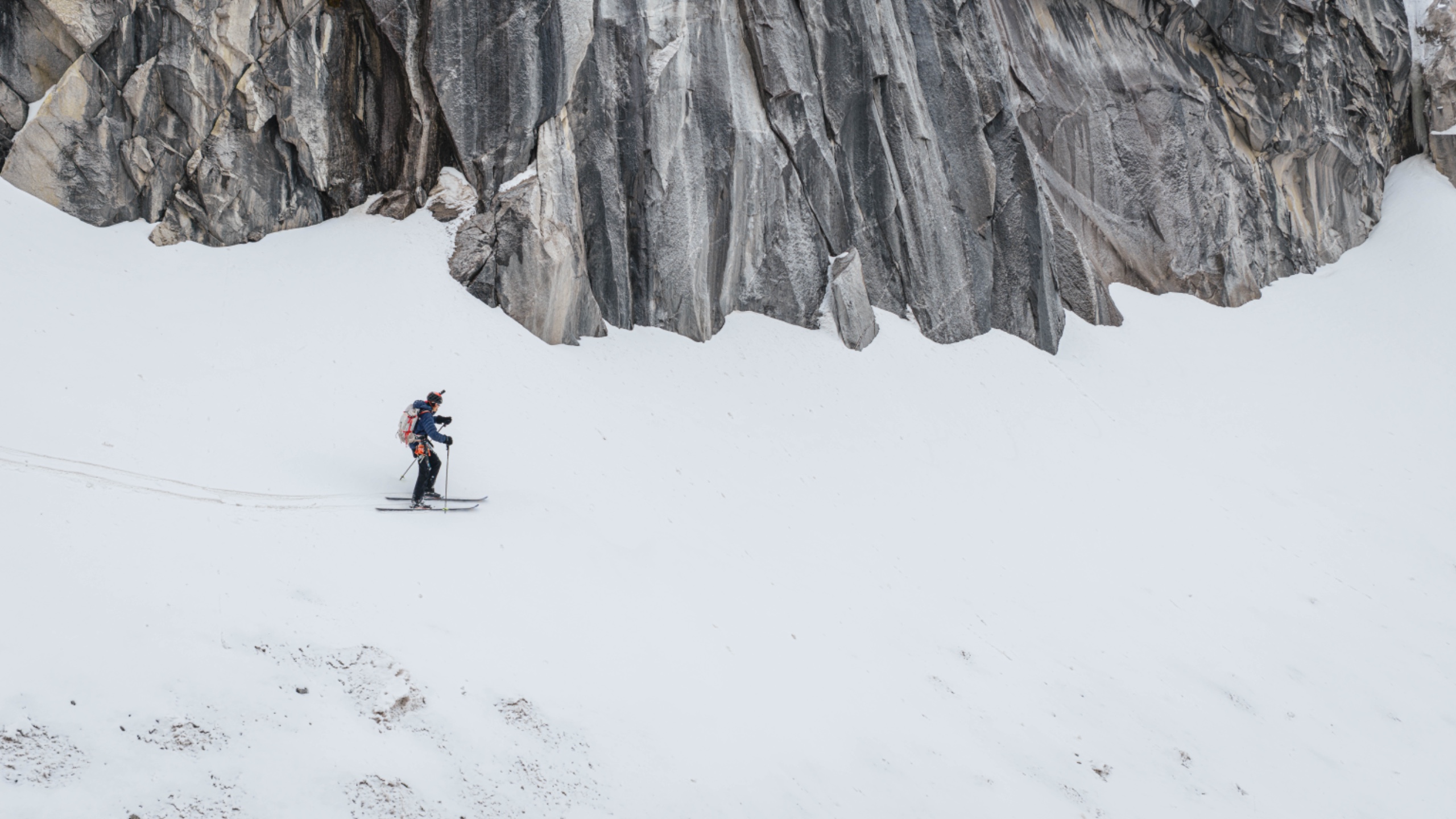 Polish alpinist Bartosz Ziemski makes ski descent from Lhotse summit